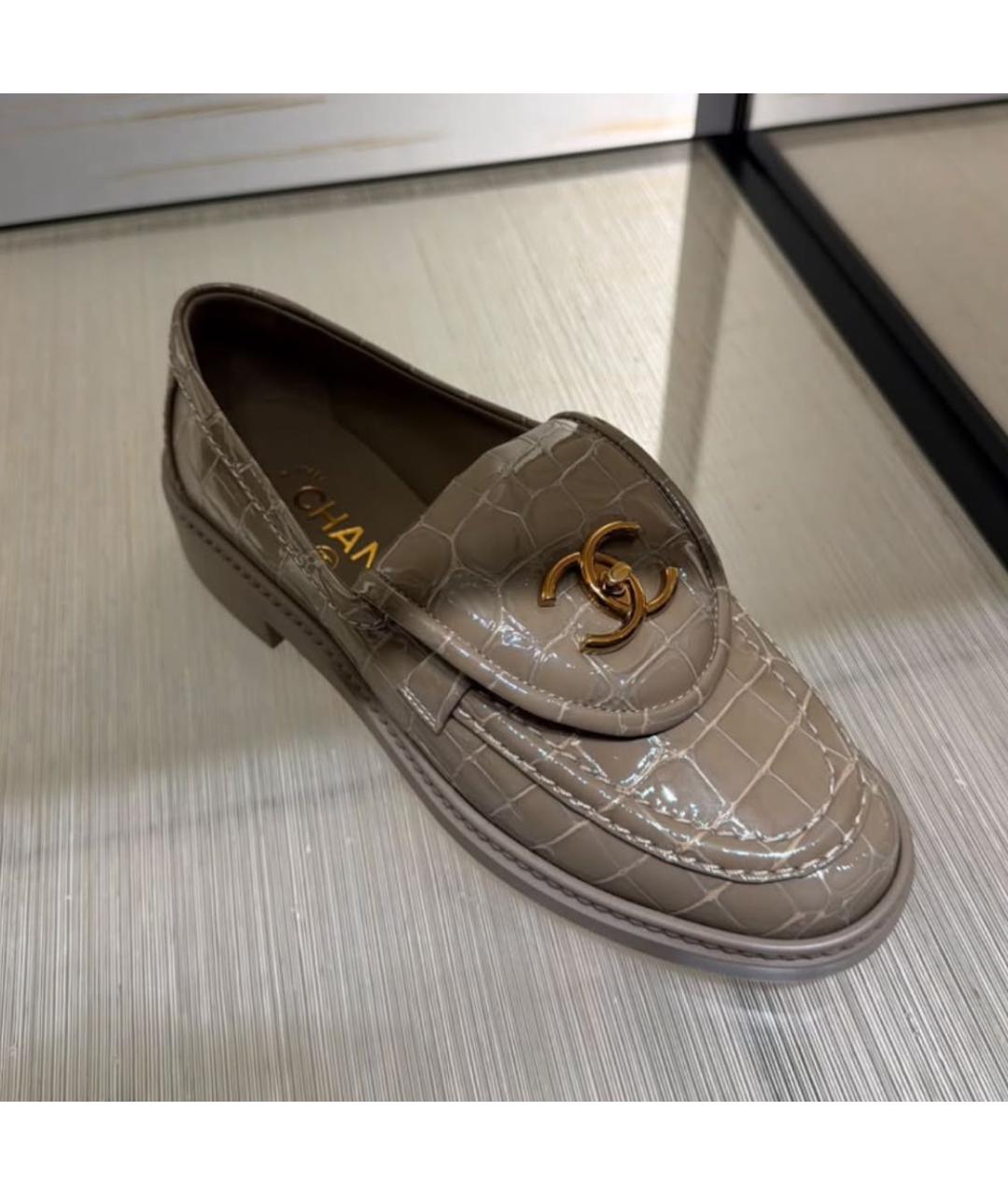 CHANEL Бежевые лоферы из лакированной кожи, фото 4