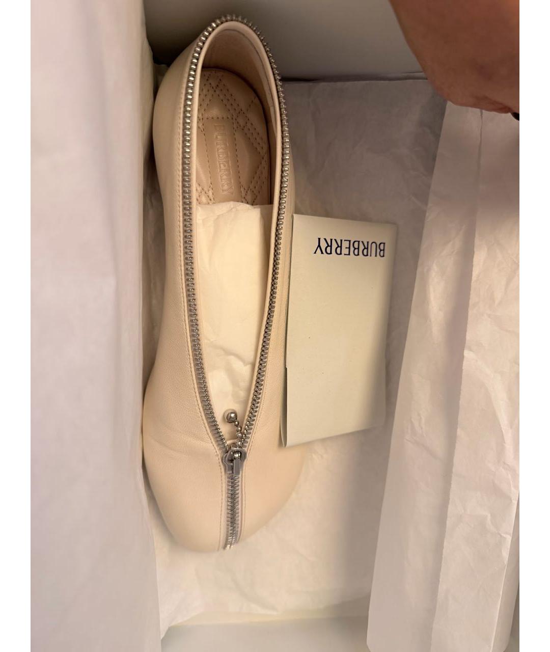 BURBERRY Бежевые кожаные балетки, фото 4