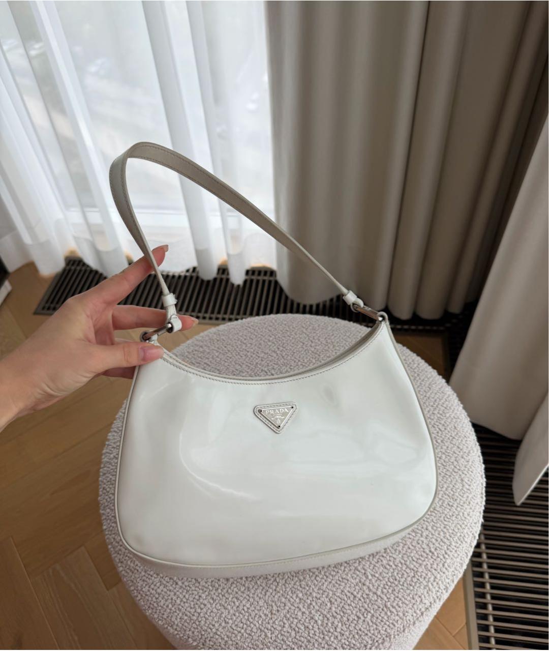 PRADA Белая сумка с короткими ручками из лакированной кожи, фото 5