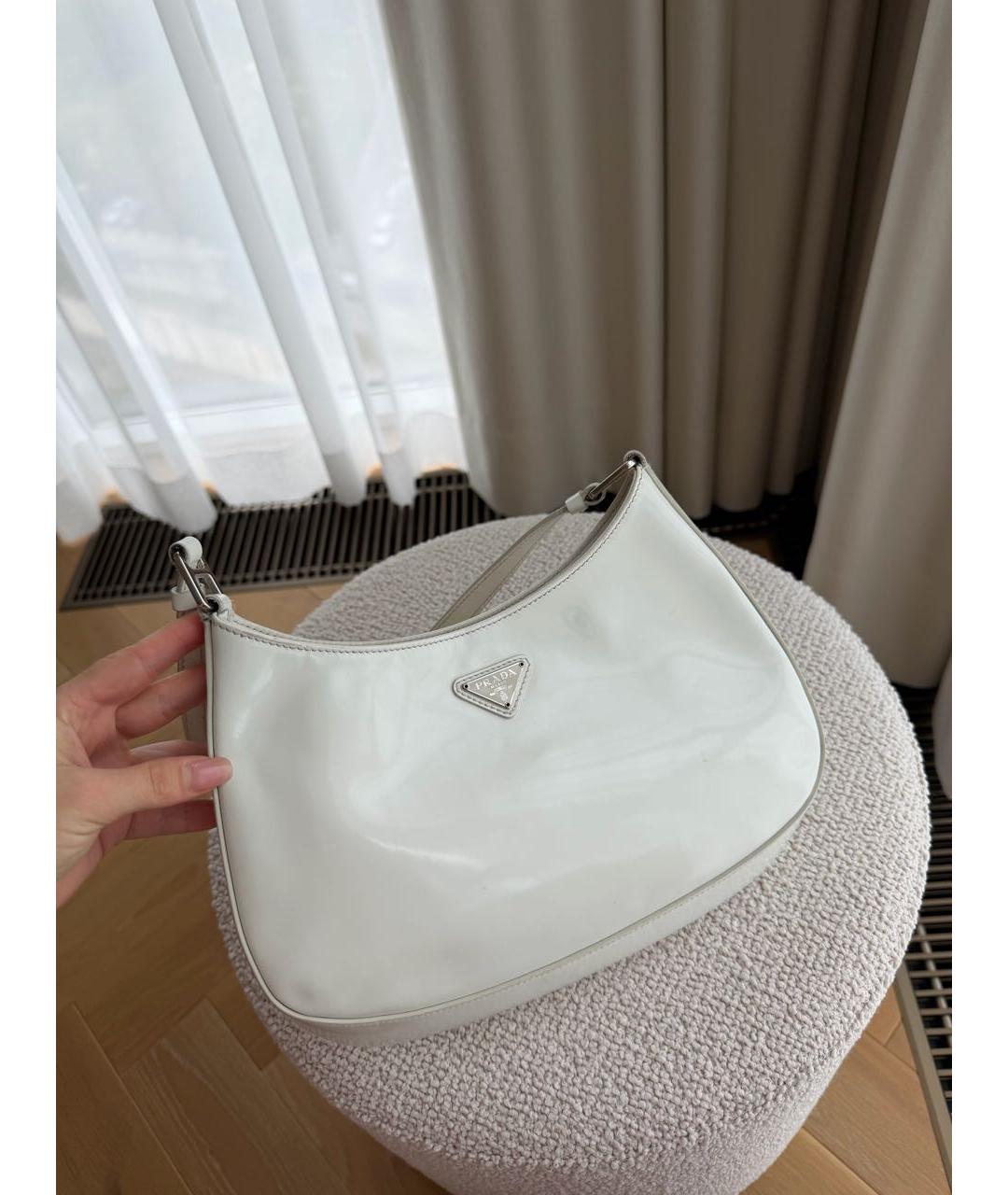 PRADA Белая сумка с короткими ручками из лакированной кожи, фото 2