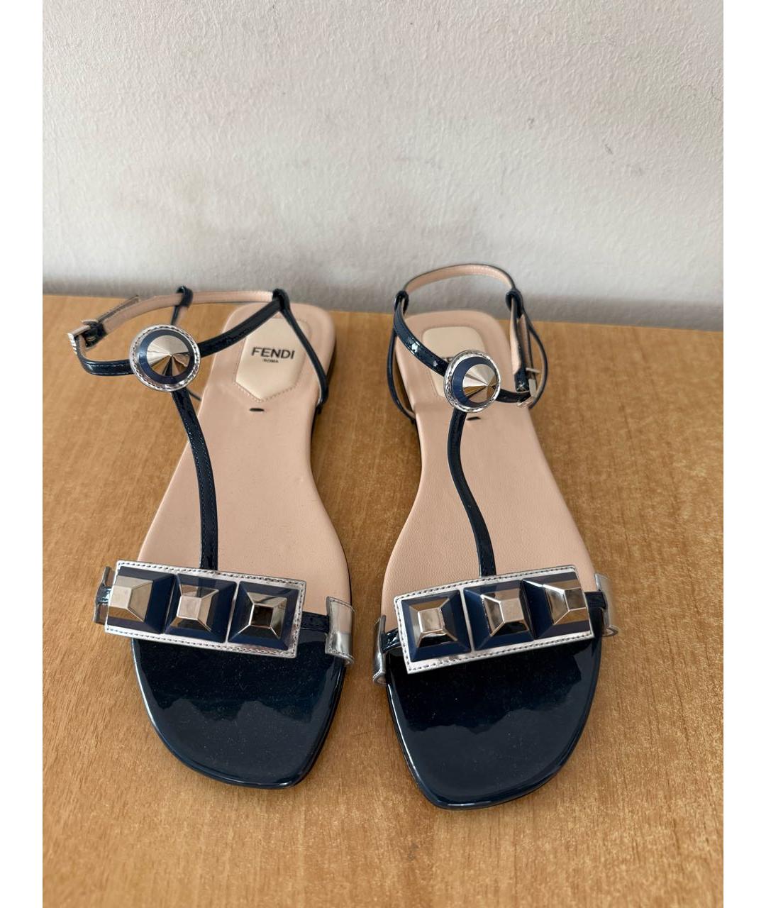 FENDI Темно-синие сандалии из лакированной кожи, фото 4