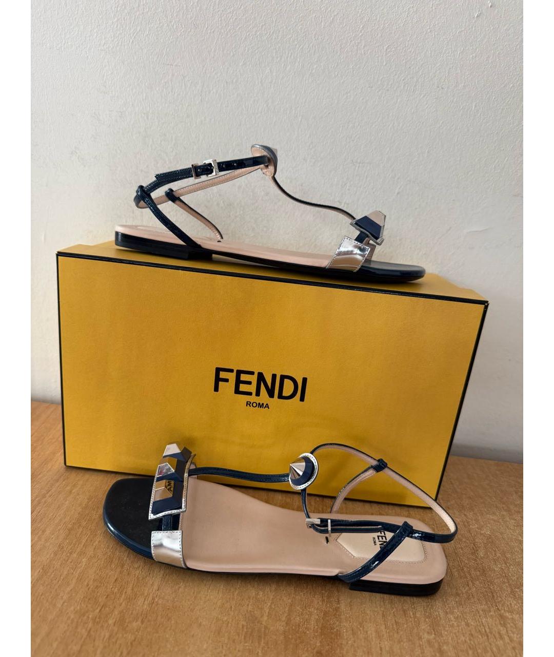 FENDI Темно-синие сандалии из лакированной кожи, фото 2