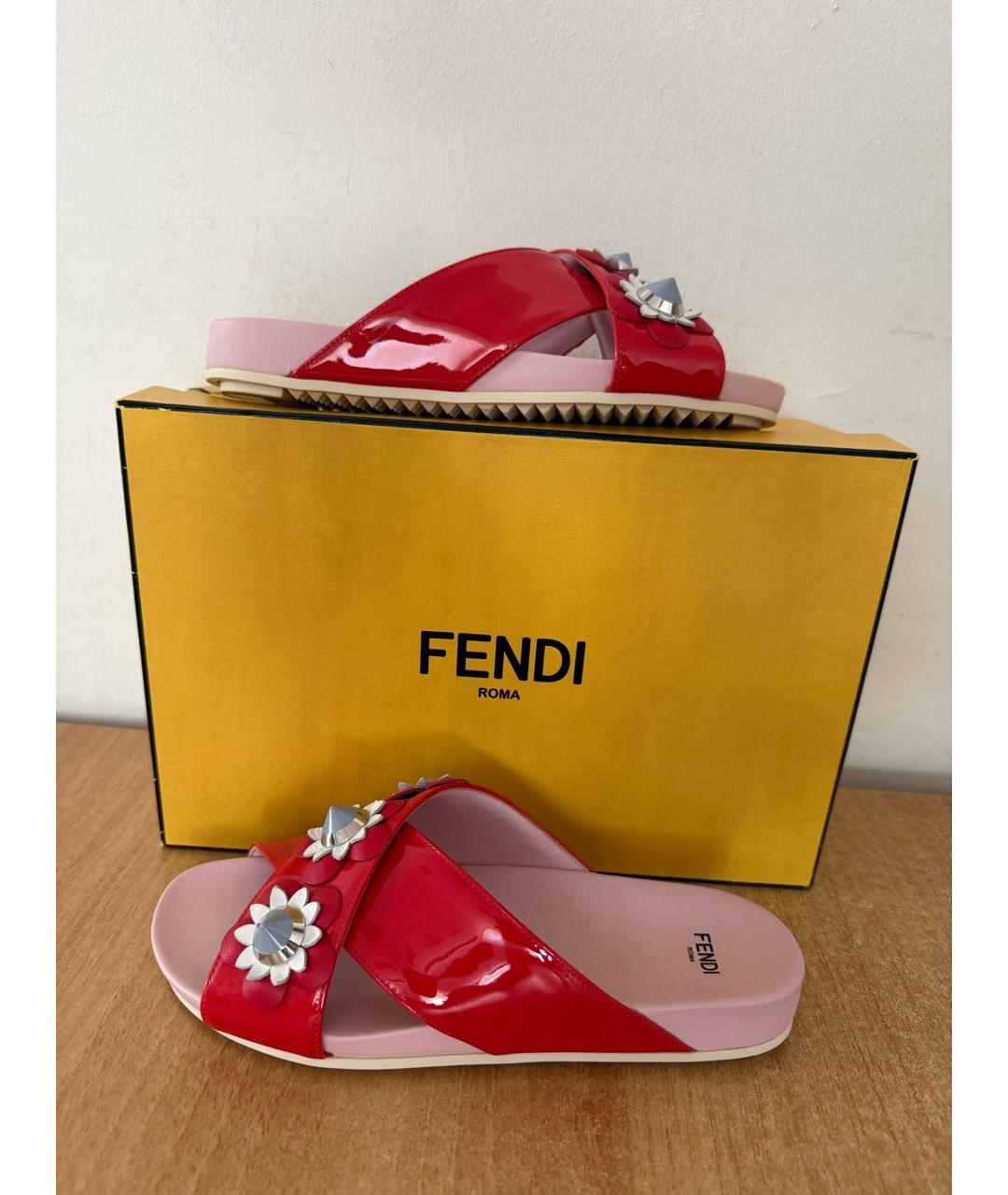 FENDI Красные шлепанцы из лакированной кожи, фото 2