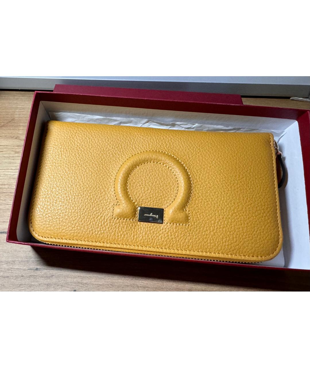 FERRAGAMO Горчичный кожаный кошелек, фото 10