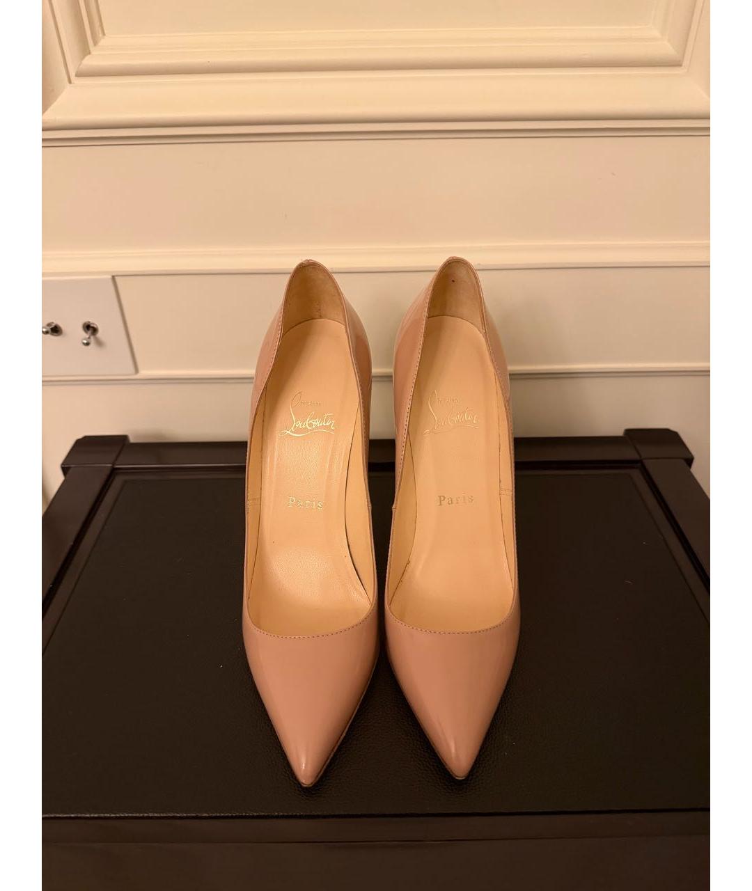 CHRISTIAN LOUBOUTIN Бежевые туфли из лакированной кожи, фото 2