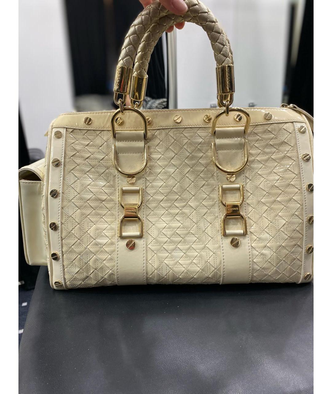 VERSACE Бежевая сумка с короткими ручками из лакированной кожи, фото 3
