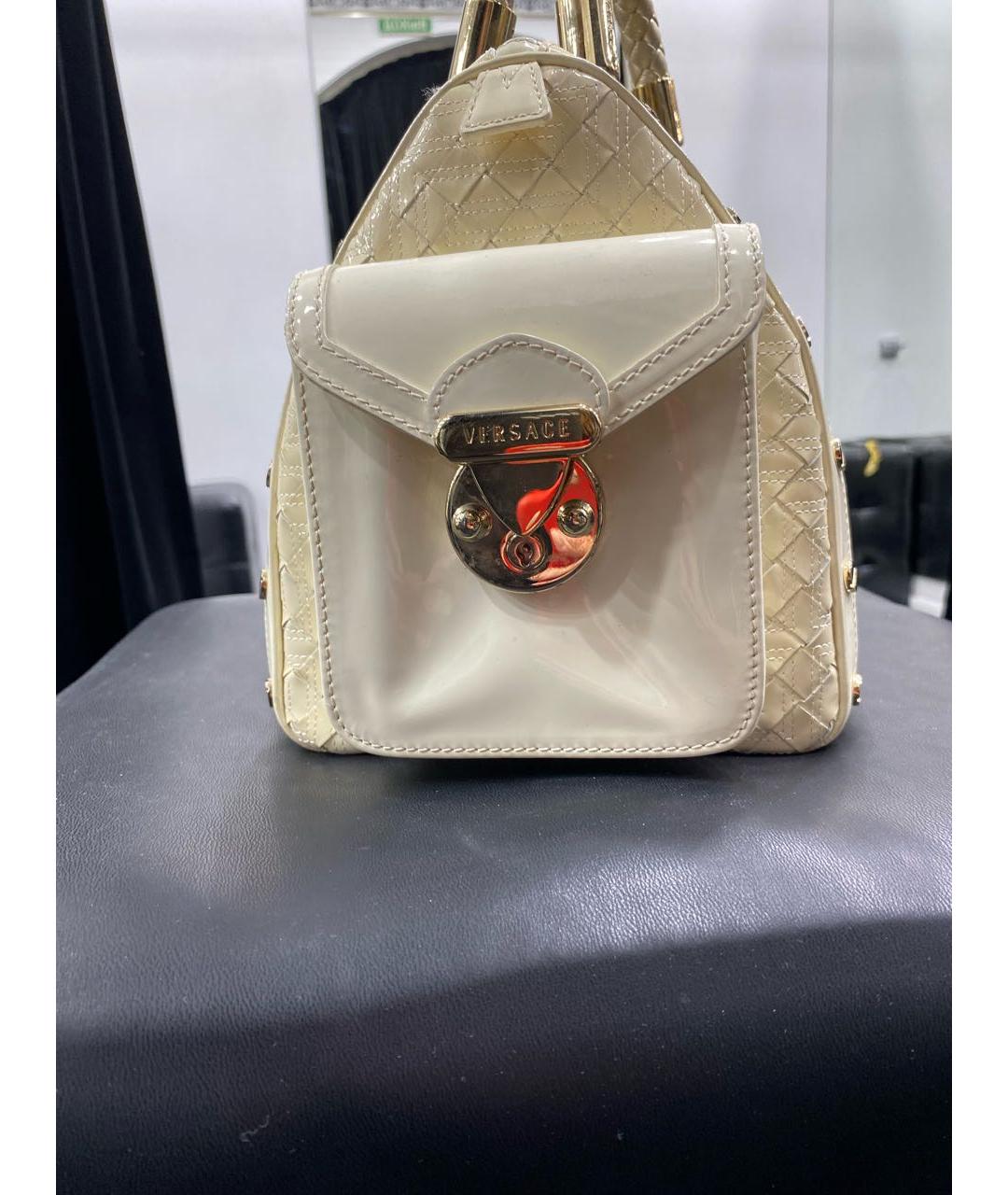 VERSACE Бежевая сумка с короткими ручками из лакированной кожи, фото 5
