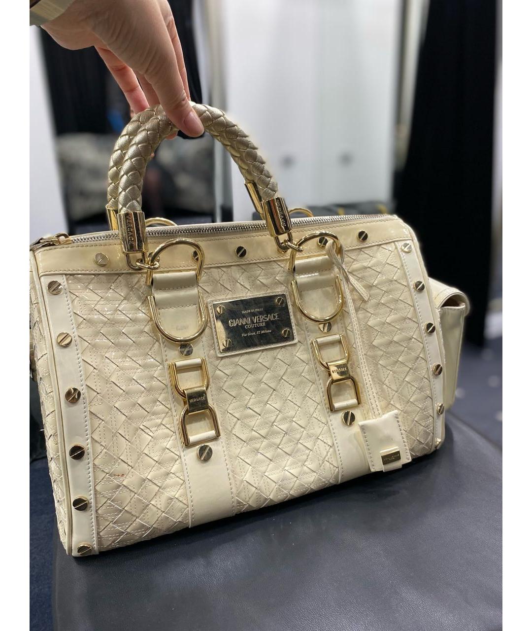 VERSACE Бежевая сумка с короткими ручками из лакированной кожи, фото 2
