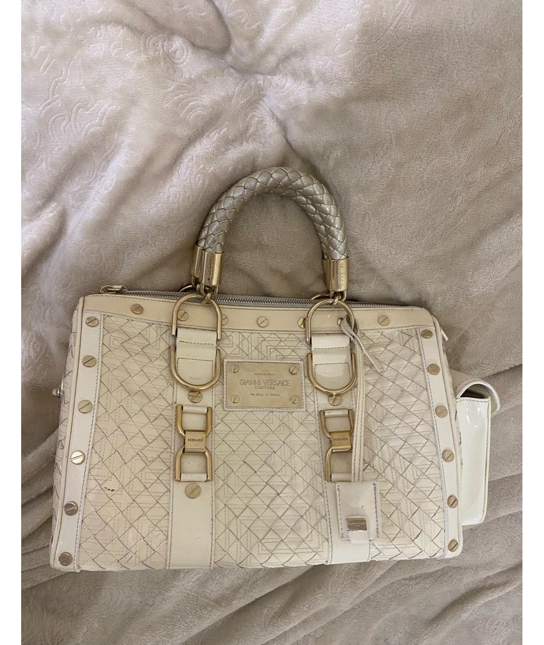 VERSACE Бежевая сумка с короткими ручками из лакированной кожи, фото 8