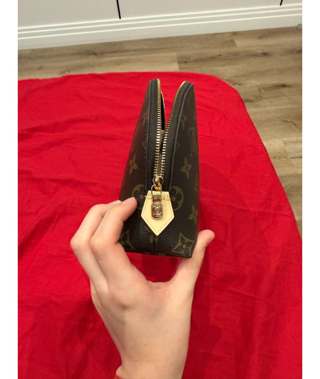LOUIS VUITTON Коричневая косметичка из канвы, фото 4