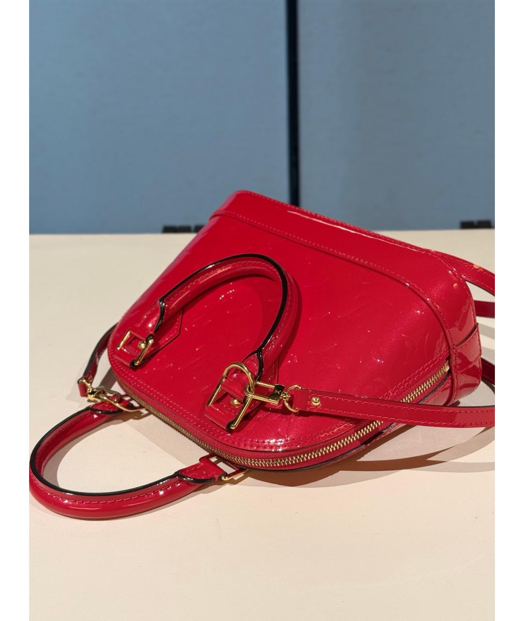 LOUIS VUITTON Красная сумка тоут из лакированной кожи, фото 7