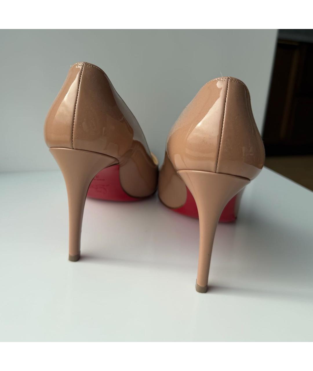 CHRISTIAN LOUBOUTIN Бежевые туфли из лакированной кожи, фото 5