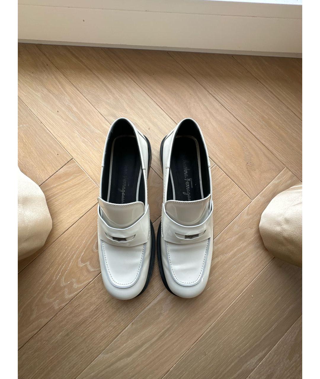 FERRAGAMO Белые туфли из лакированной кожи, фото 3