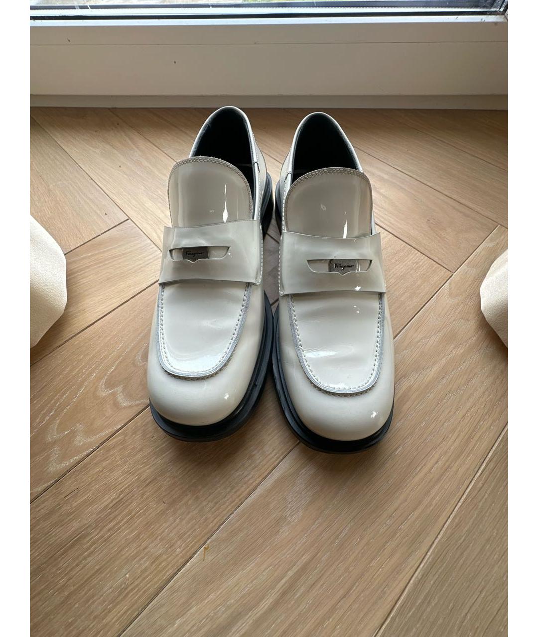 FERRAGAMO Белые туфли из лакированной кожи, фото 2