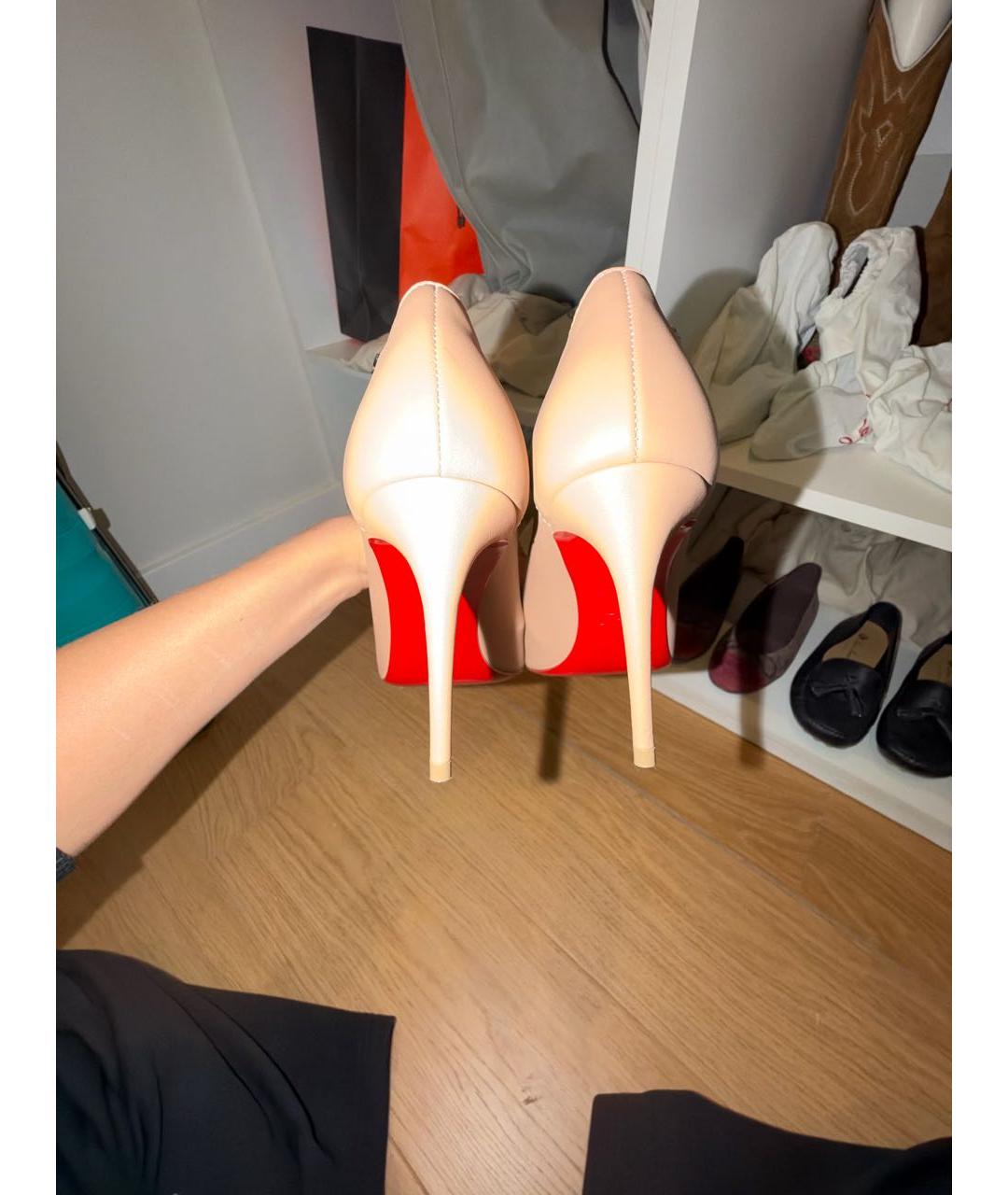 CHRISTIAN LOUBOUTIN Бежевые кожаные туфли, фото 4