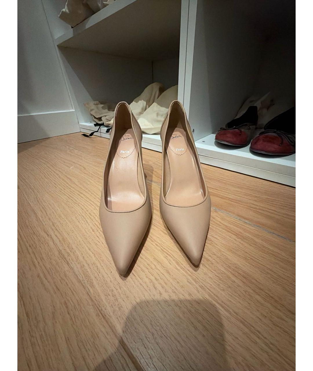 CHRISTIAN LOUBOUTIN Бежевые кожаные туфли, фото 2