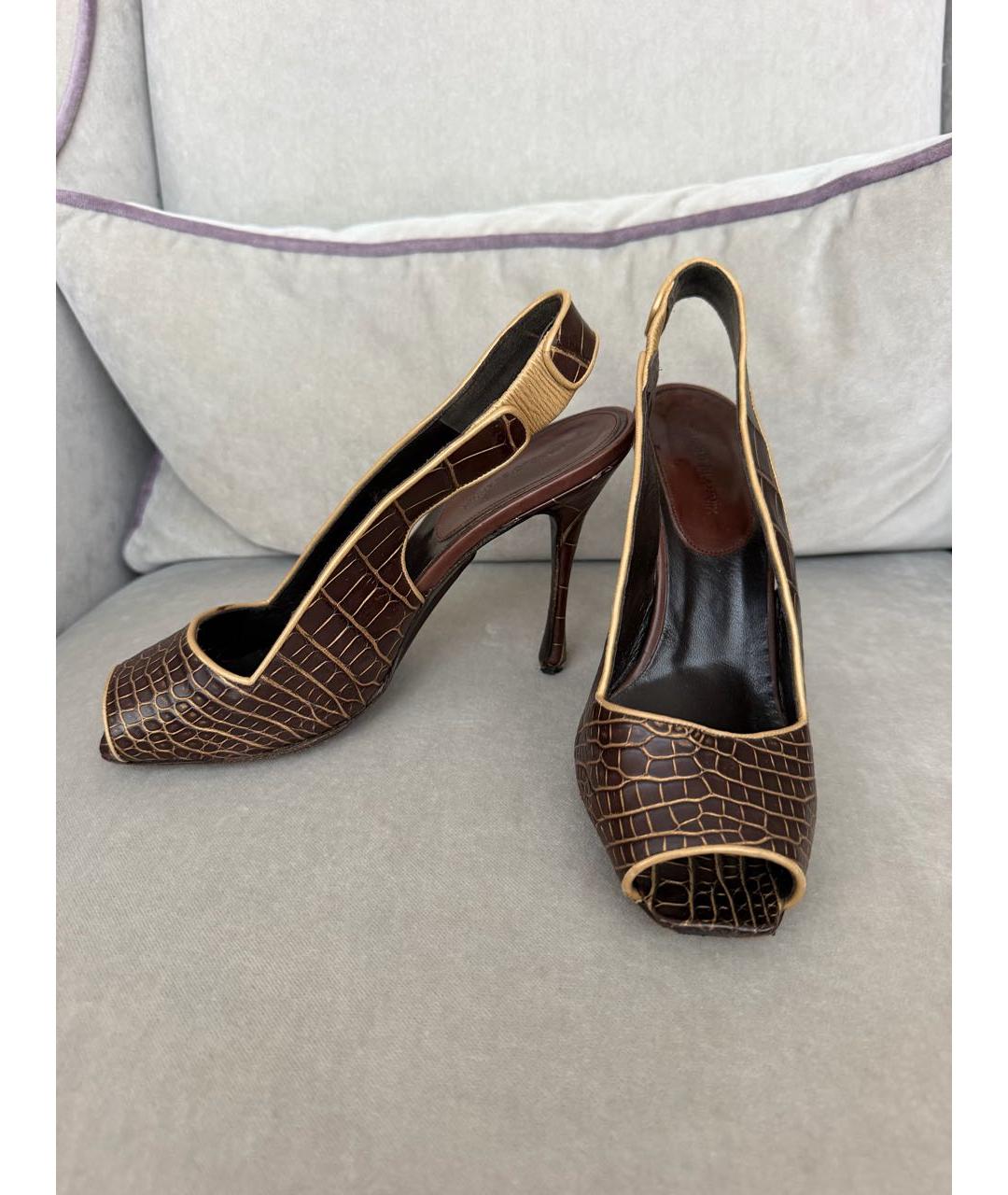 MANOLO BLAHNIK Коричневые босоножки из кожи аллигатора, фото 5