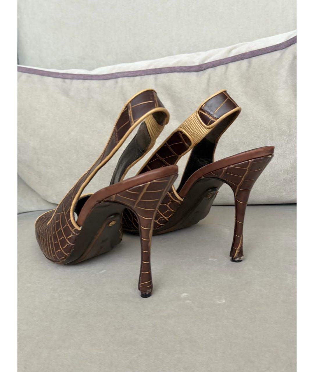 MANOLO BLAHNIK Коричневые босоножки из кожи аллигатора, фото 3