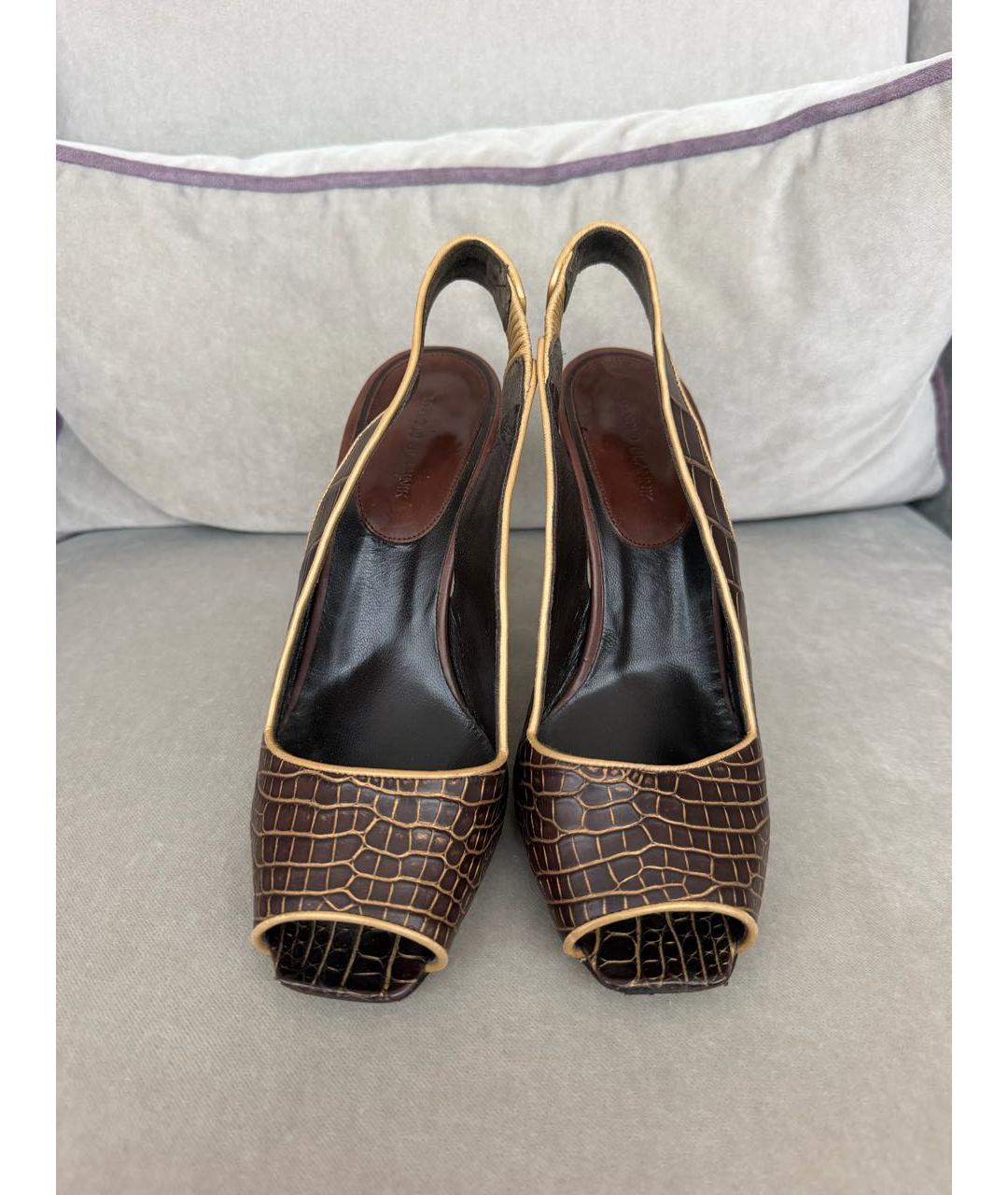 MANOLO BLAHNIK Коричневые босоножки из кожи аллигатора, фото 2