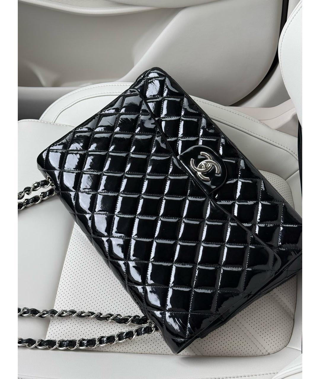 CHANEL Черная сумка через плечо из лакированной кожи, фото 2