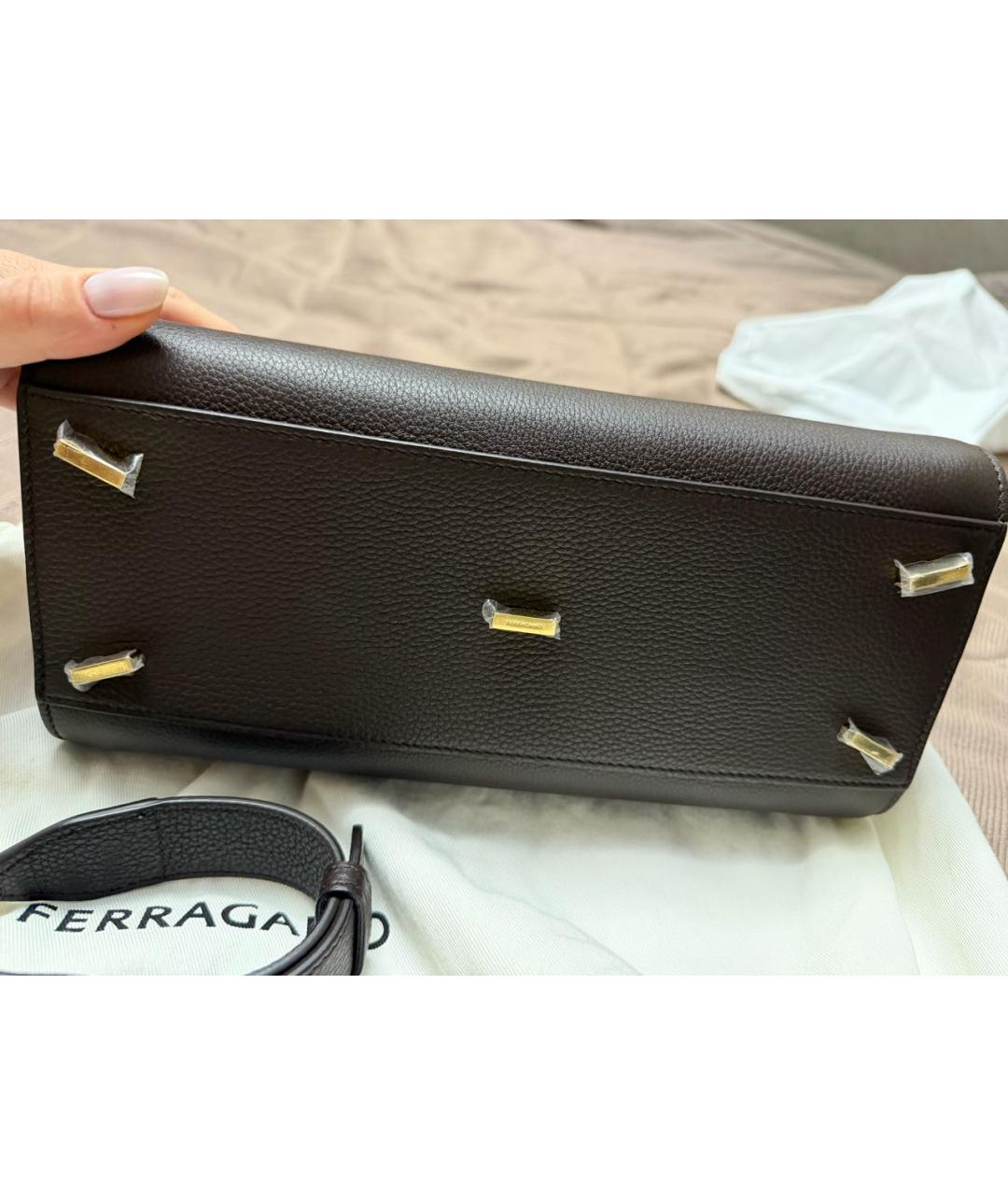 FERRAGAMO Коричневая кожаная сумка с короткими ручками, фото 5