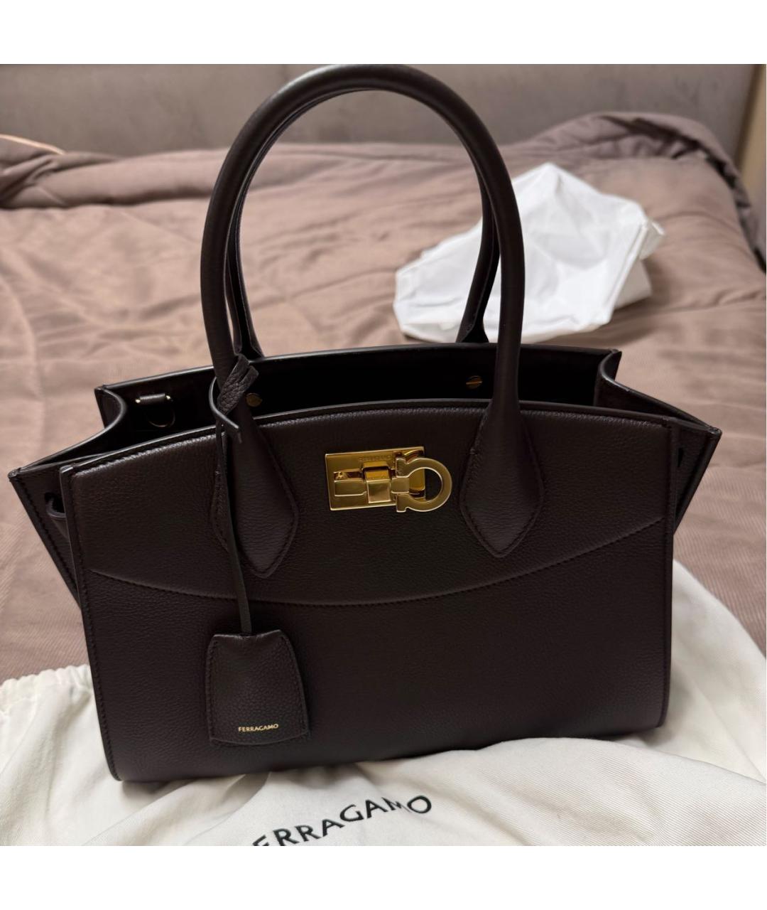 FERRAGAMO Коричневая кожаная сумка с короткими ручками, фото 7