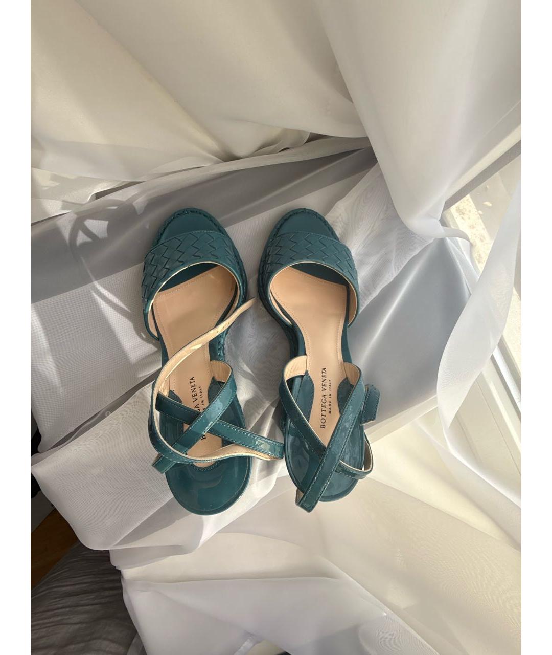 BOTTEGA VENETA Бирюзовые босоножки из лакированной кожи, фото 3