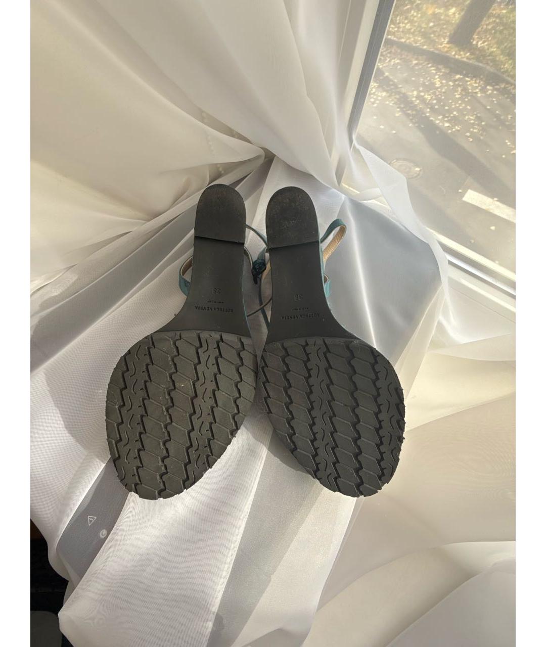 BOTTEGA VENETA Бирюзовые босоножки из лакированной кожи, фото 5