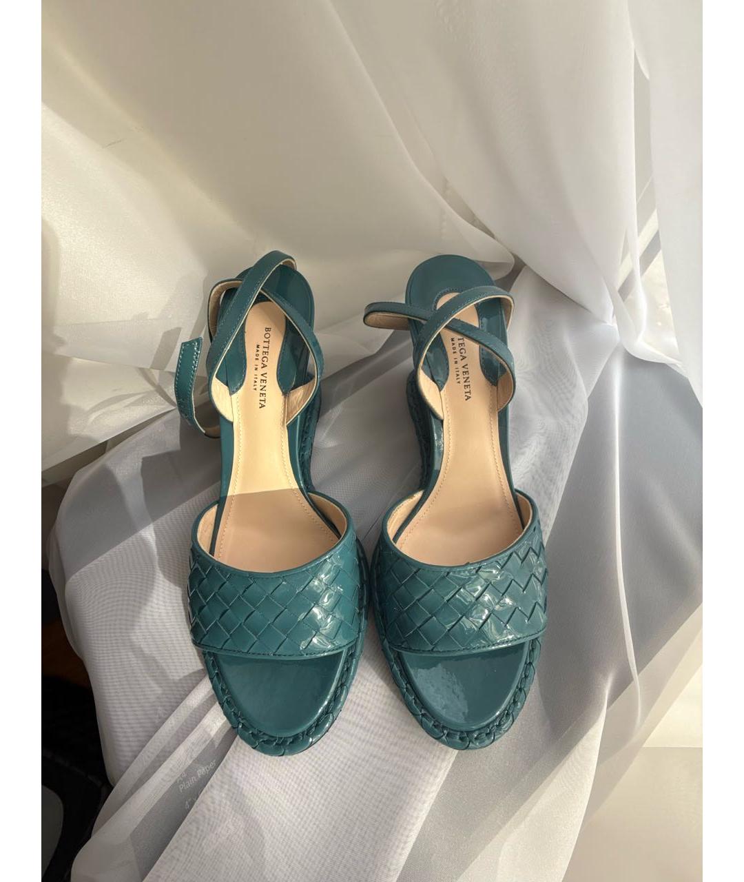 BOTTEGA VENETA Бирюзовые босоножки из лакированной кожи, фото 2