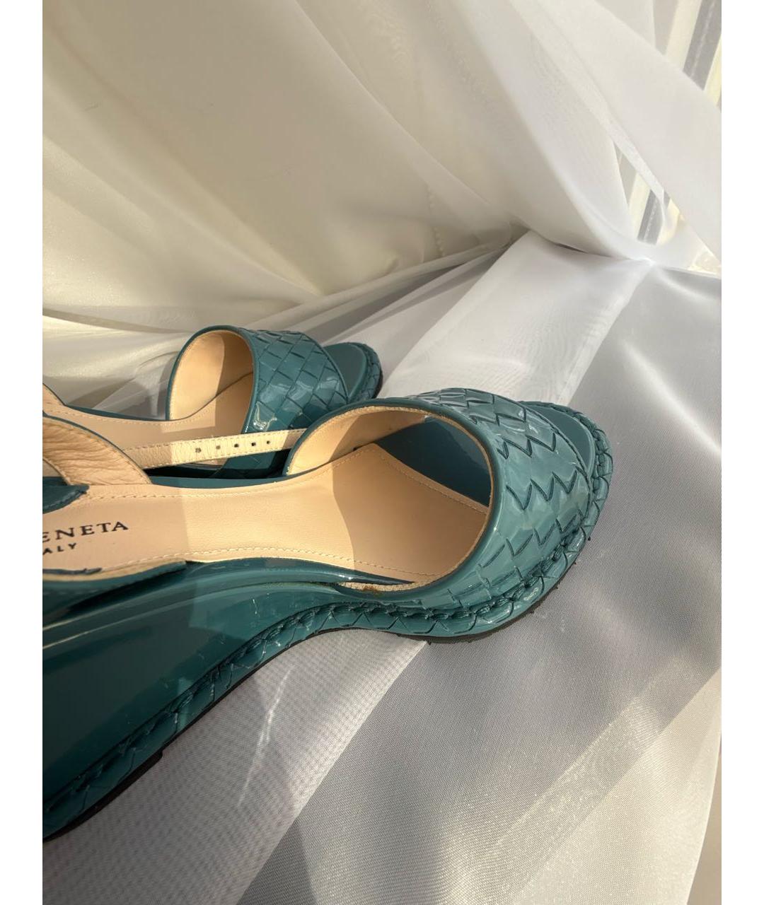 BOTTEGA VENETA Бирюзовые босоножки из лакированной кожи, фото 8