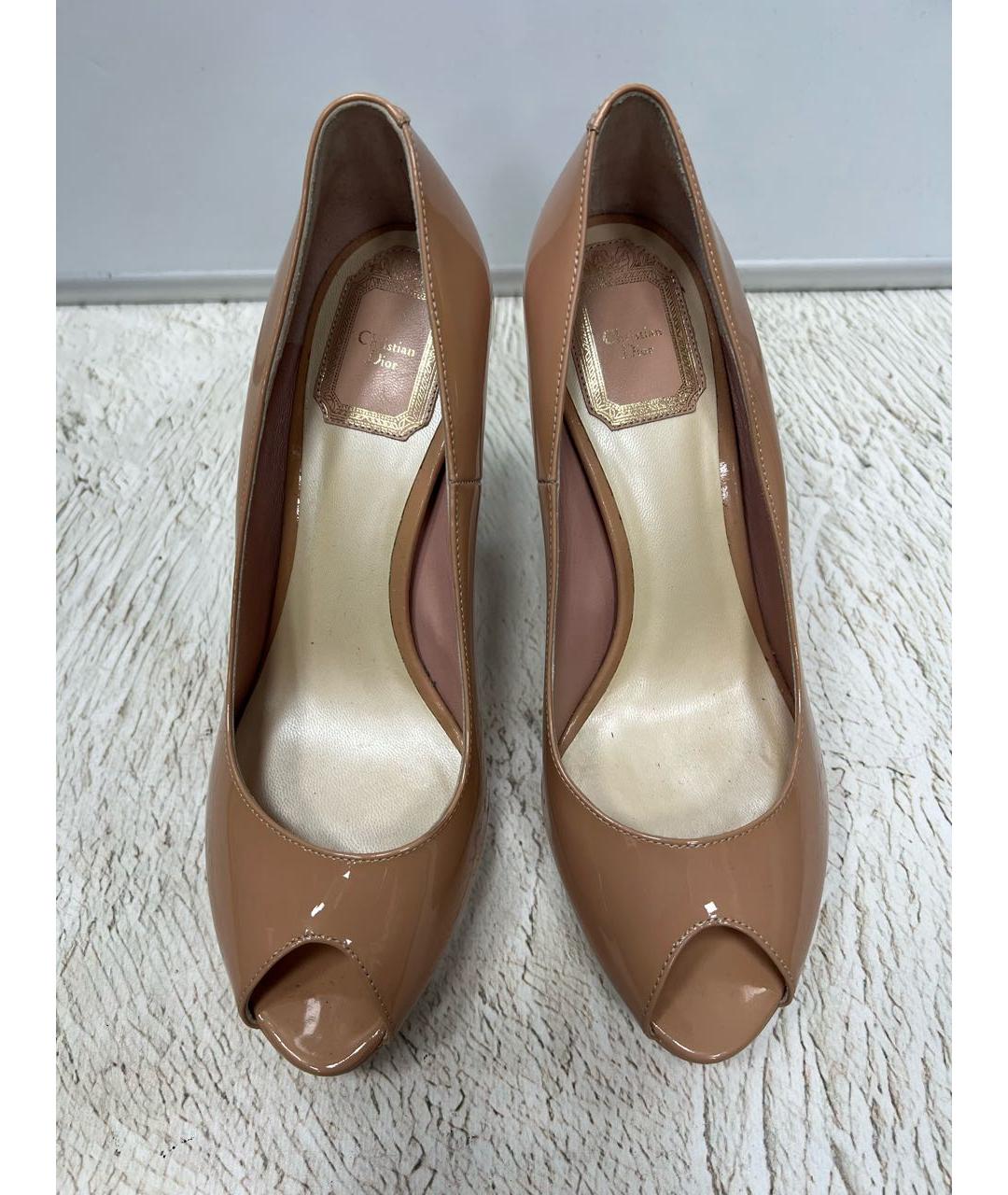 CHRISTIAN DIOR Коралловые босоножки из лакированной кожи, фото 2