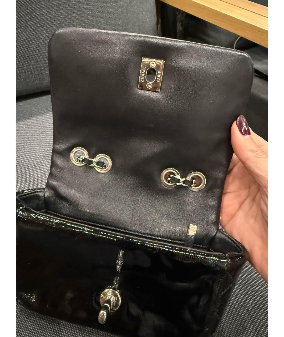 CHANEL Черная сумка через плечо из лакированной кожи, фото 3