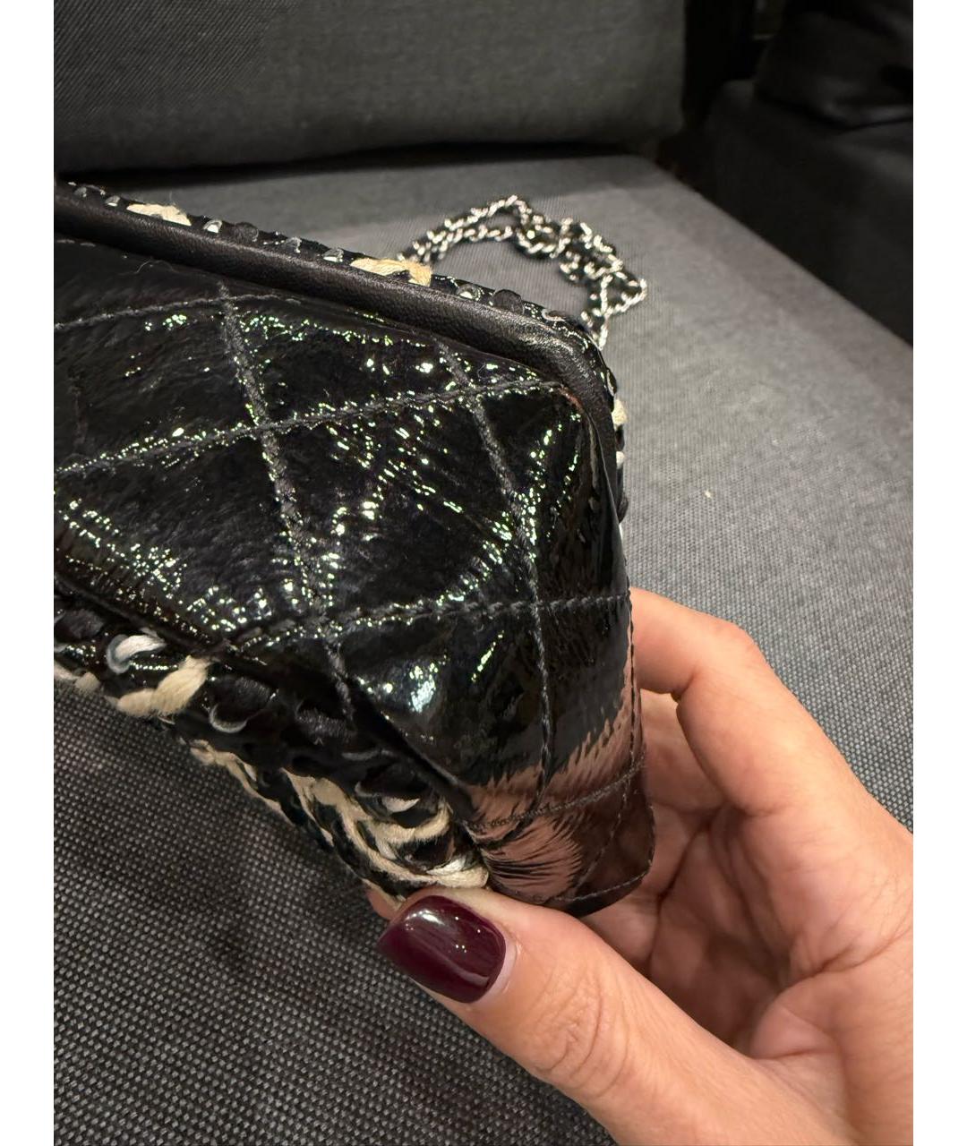 CHANEL Черная сумка через плечо из лакированной кожи, фото 6