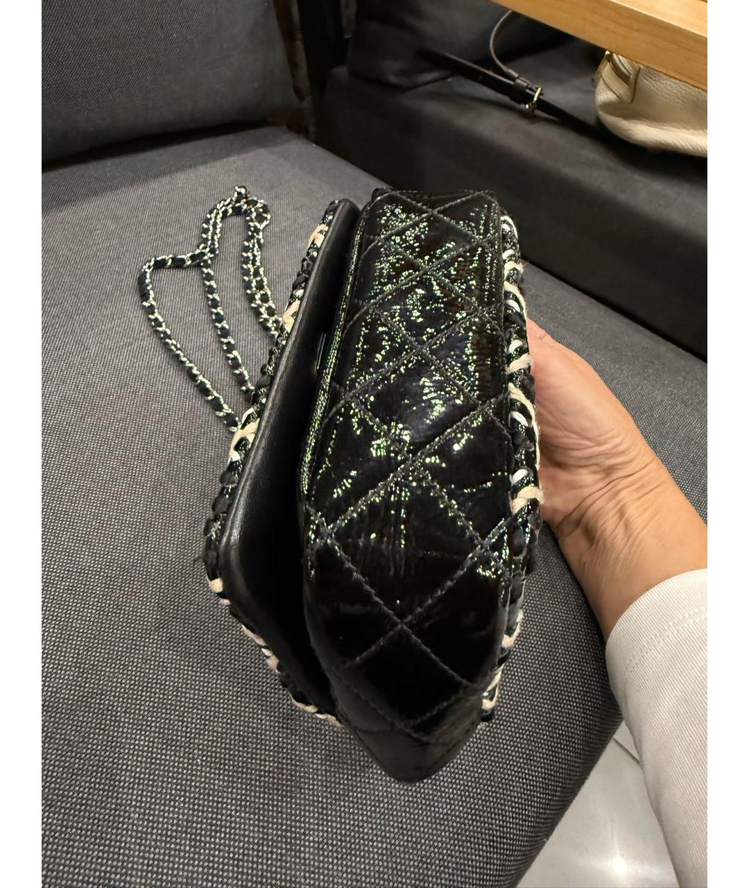 CHANEL Черная сумка через плечо из лакированной кожи, фото 4