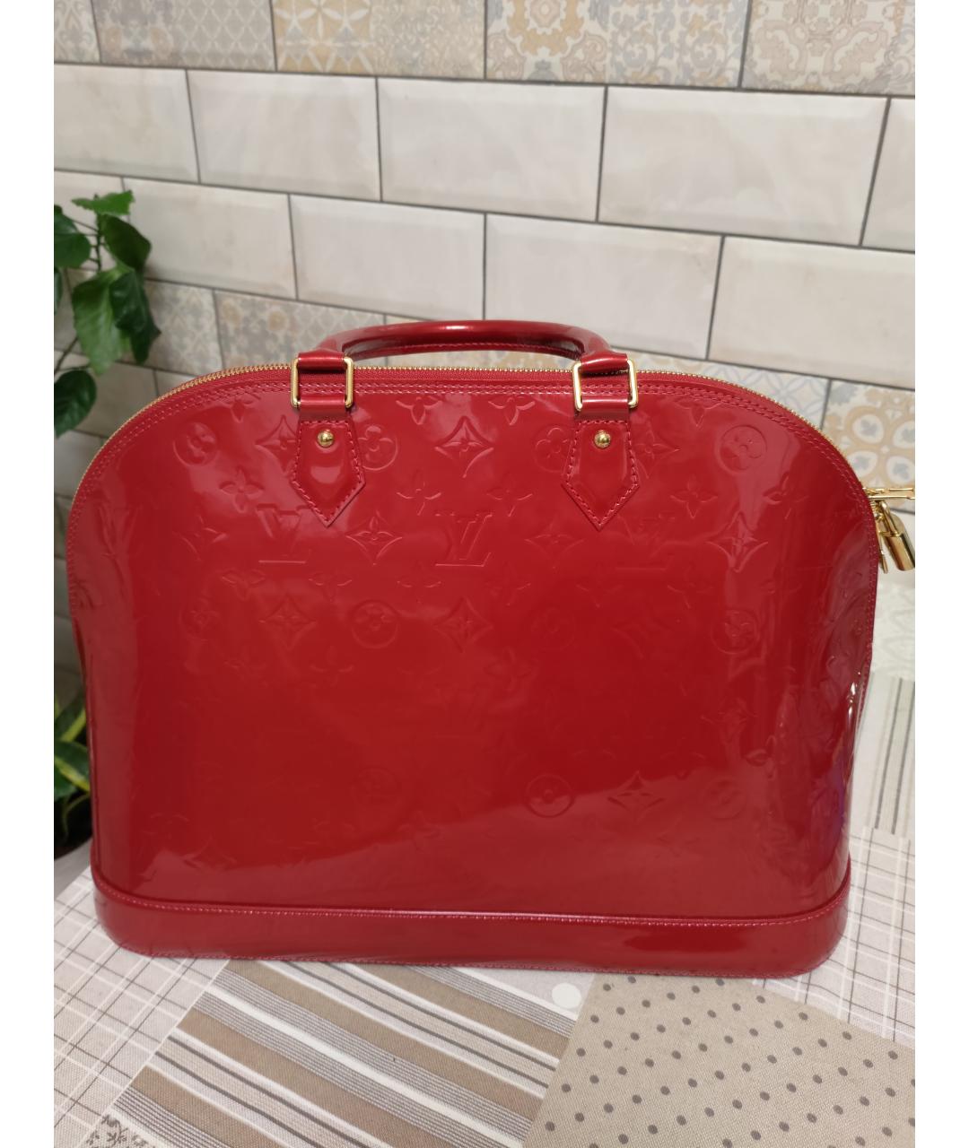LOUIS VUITTON PRE-OWNED Красная сумка с короткими ручками из лакированной кожи, фото 2
