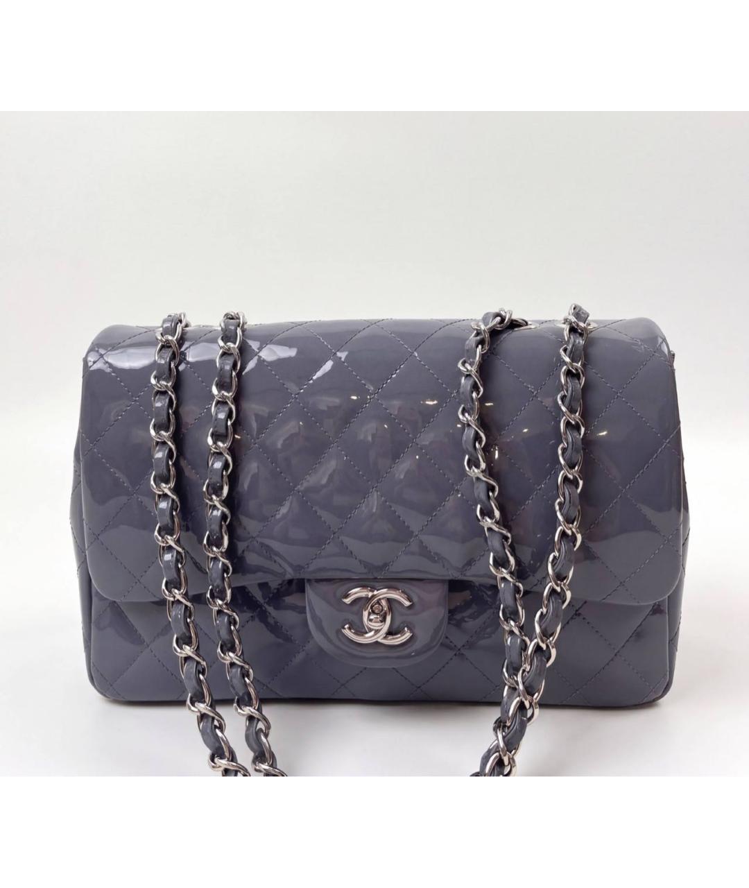 CHANEL Серая сумка через плечо из лакированной кожи, фото 9