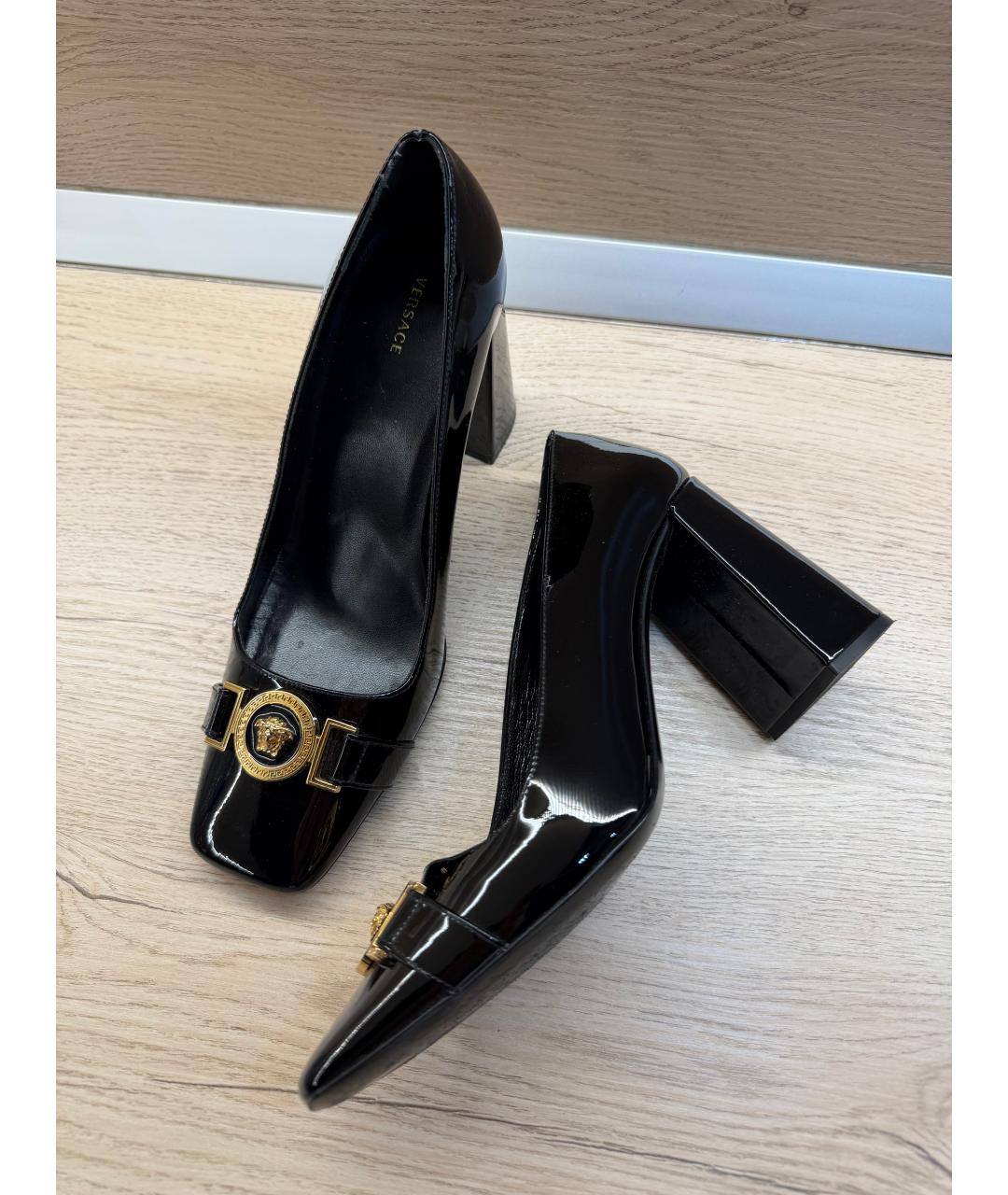VERSACE Черные туфли из лакированной кожи, фото 3