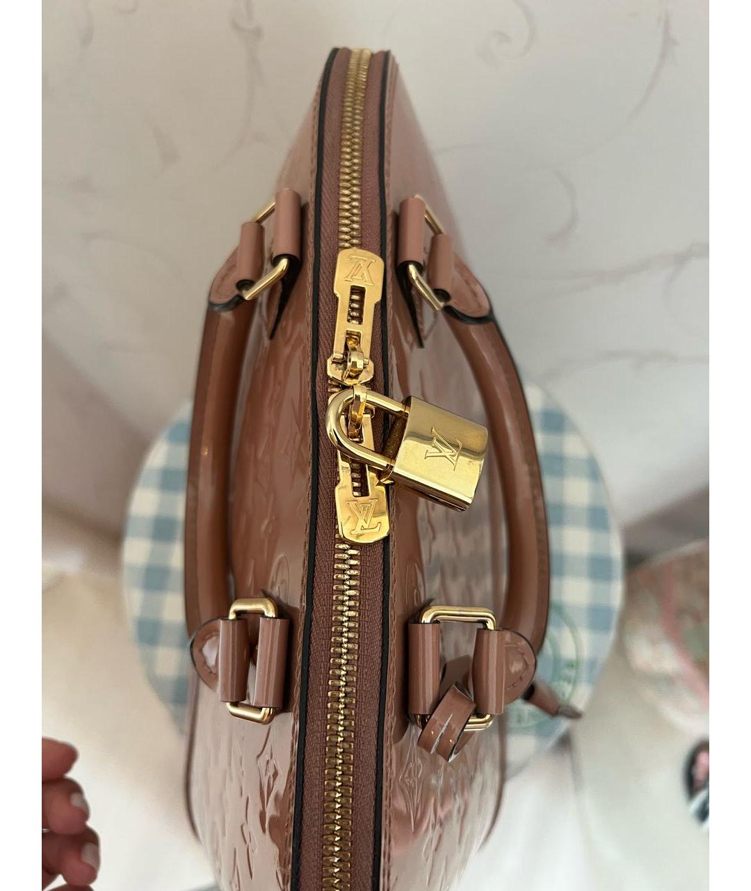 LOUIS VUITTON PRE-OWNED Бежевая сумка с короткими ручками из лакированной кожи, фото 3