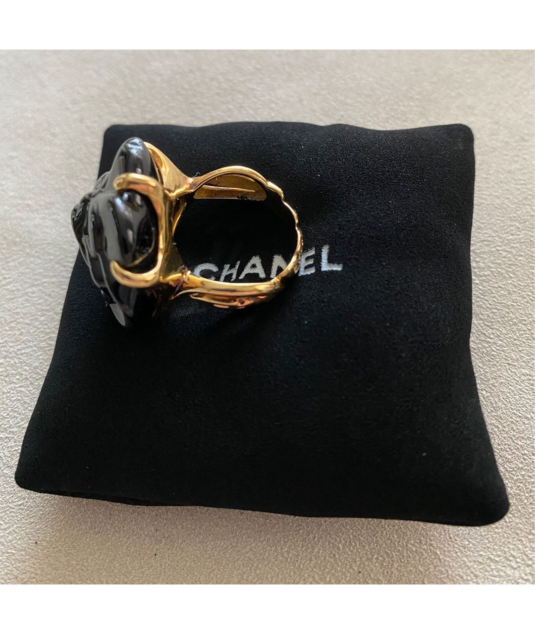 CHANEL PRE-OWNED Черное кольцо из желтого золота, фото 3