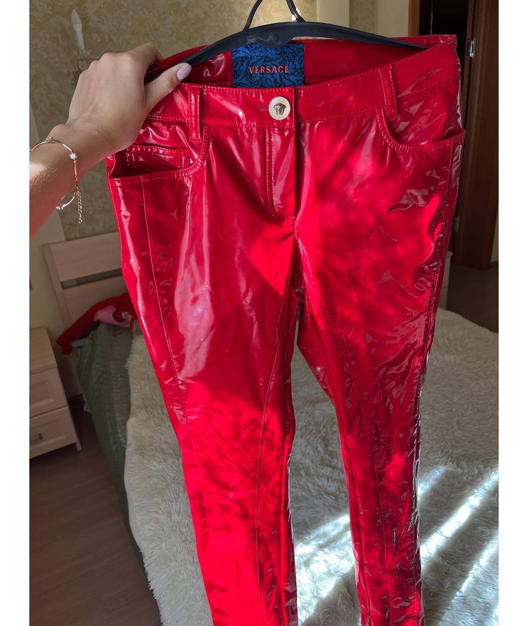VERSACE Красные полиуретановые брюки узкие, фото 6