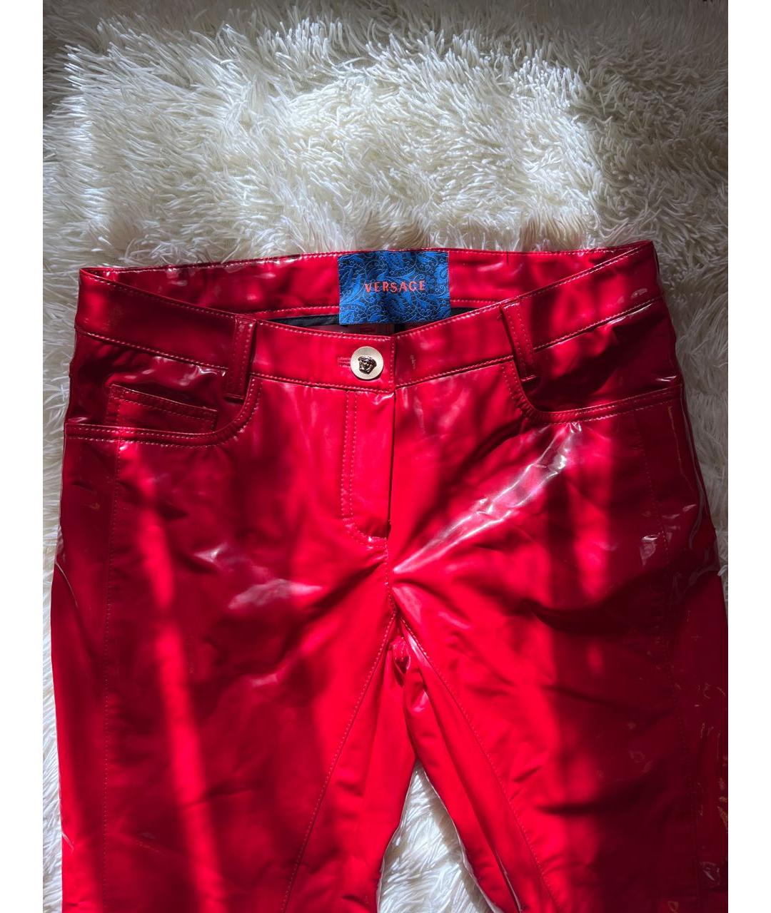 VERSACE Красные полиуретановые брюки узкие, фото 3