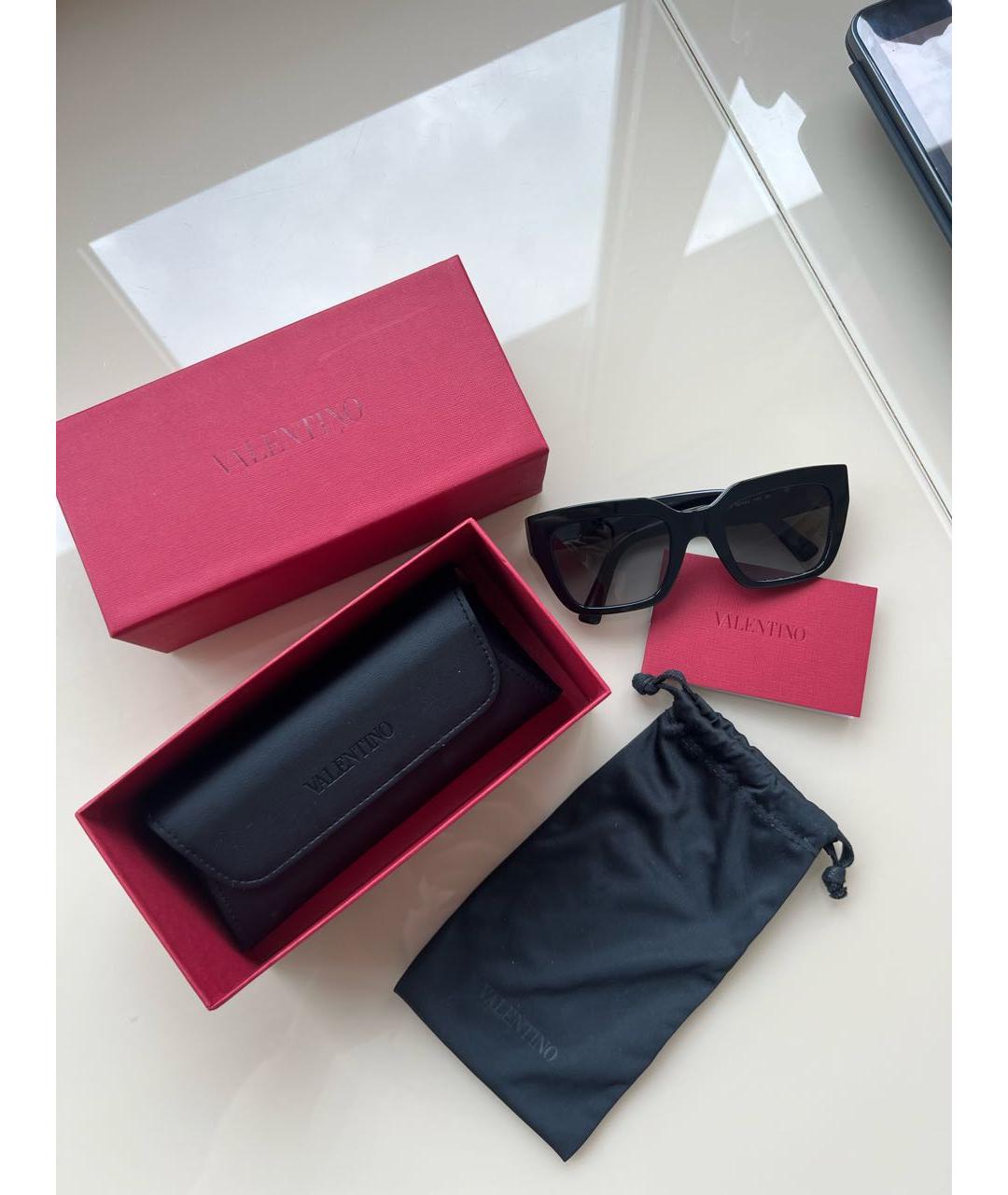 VALENTINO Черные пластиковые солнцезащитные очки, фото 4