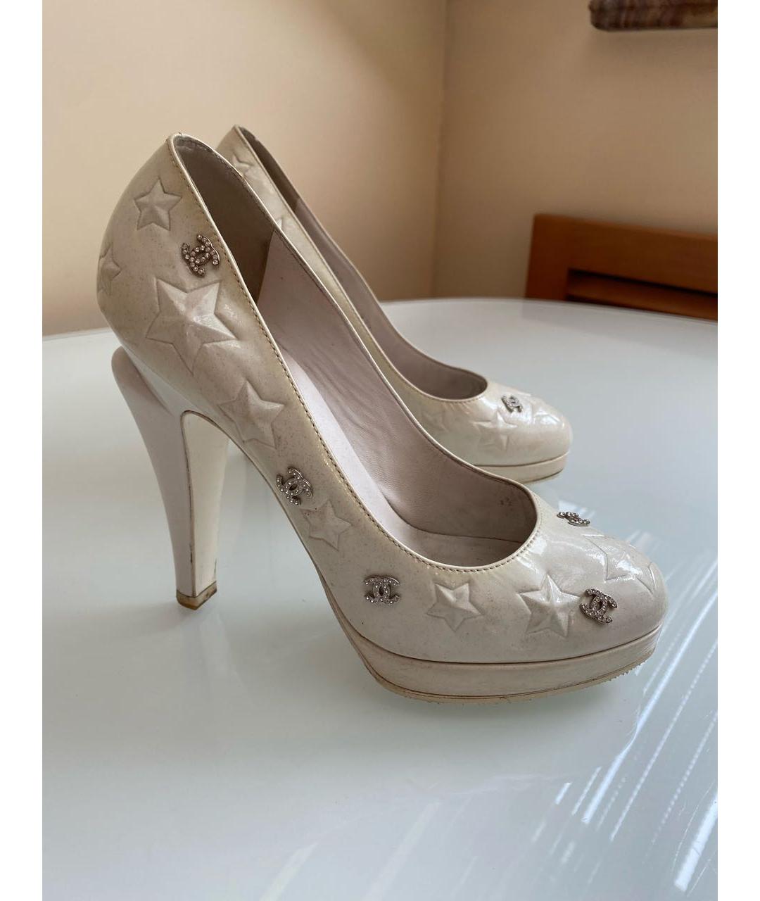 CHANEL PRE-OWNED Белые туфли из лакированной кожи, фото 5