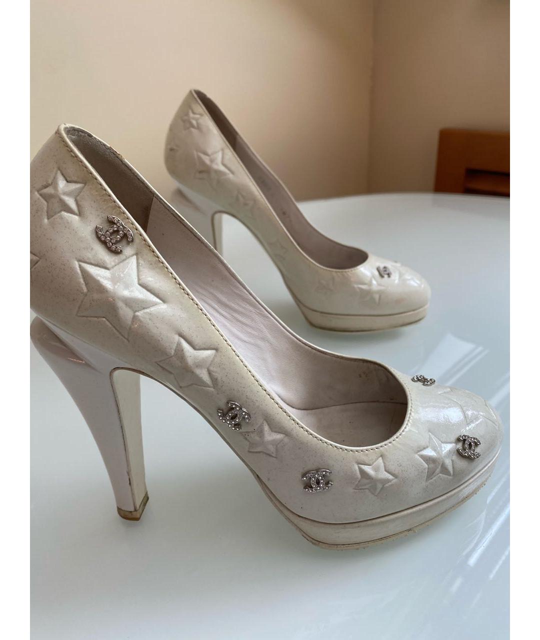 CHANEL PRE-OWNED Белые туфли из лакированной кожи, фото 2