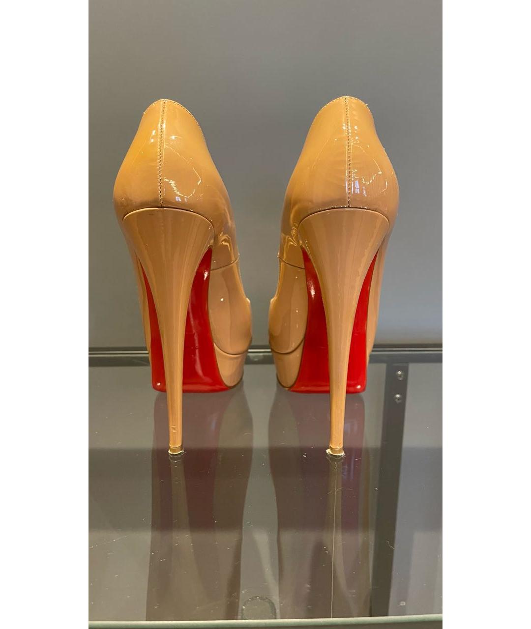 CHRISTIAN LOUBOUTIN Бежевые туфли из лакированной кожи, фото 4