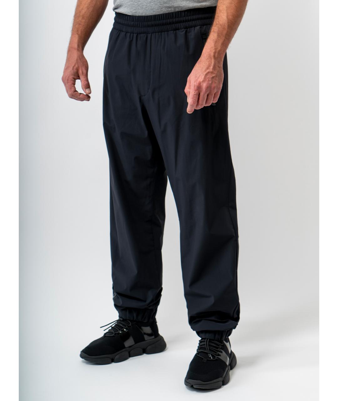 MONCLER Черные полиамидовые повседневные брюки, фото 5