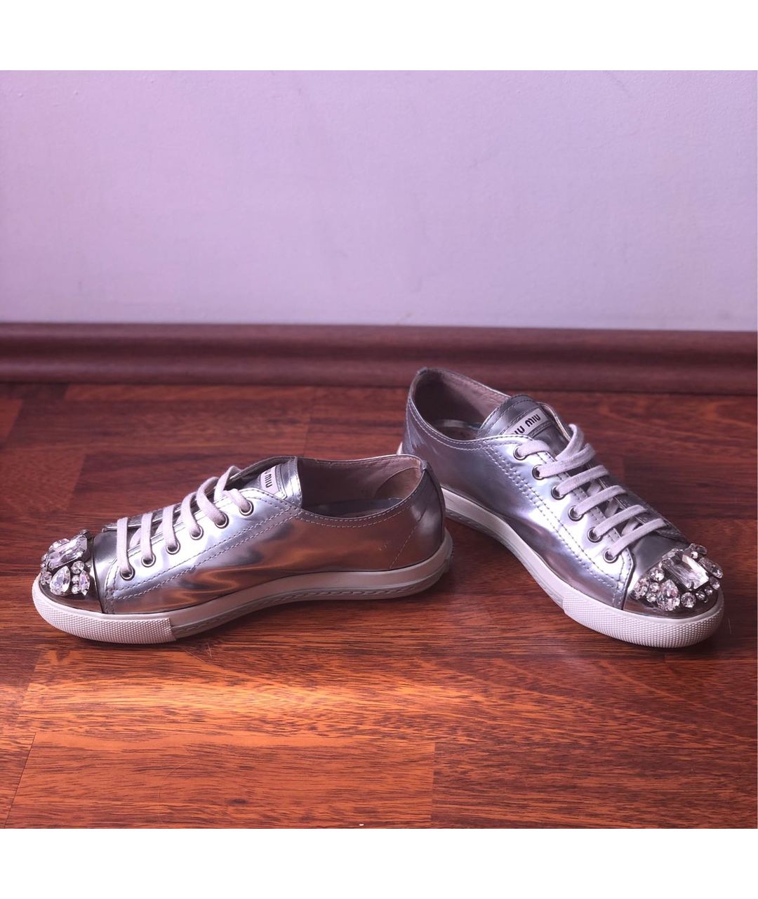 MIU MIU Серебряные кроссовки из искусственной кожи, фото 2