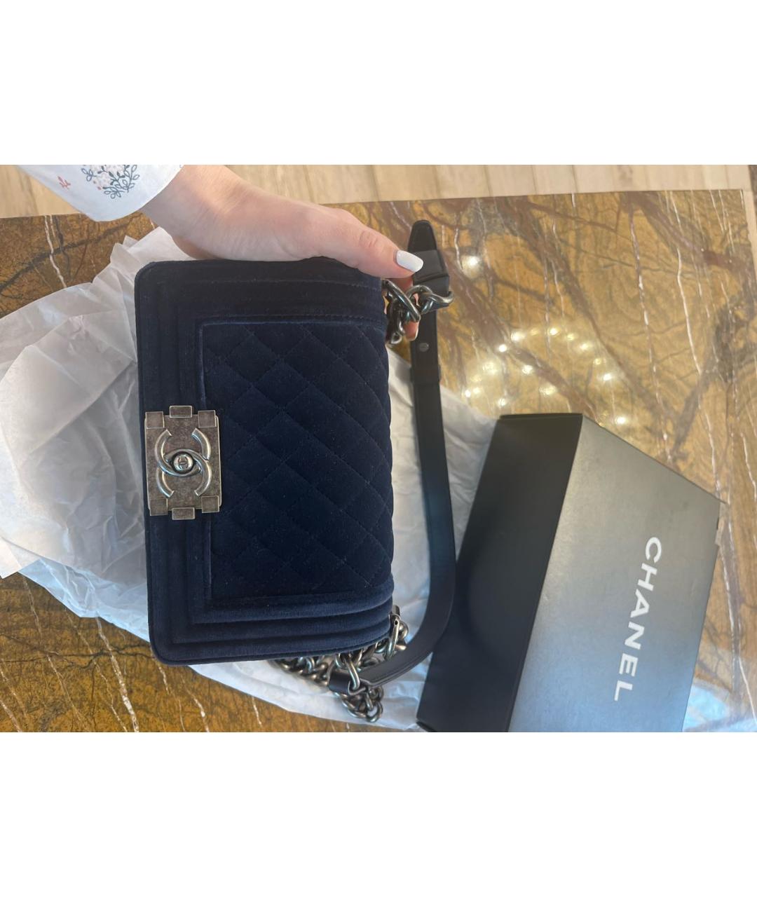 CHANEL PRE-OWNED Темно-синяя бархатная сумка через плечо Boy для женщин –  купить в интернет магазине с доставкой