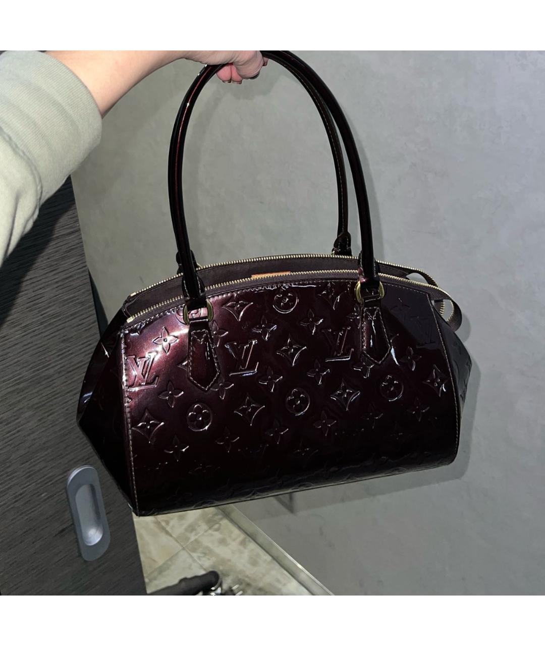 LOUIS VUITTON Бордовая сумка через плечо из лакированной кожи, фото 8