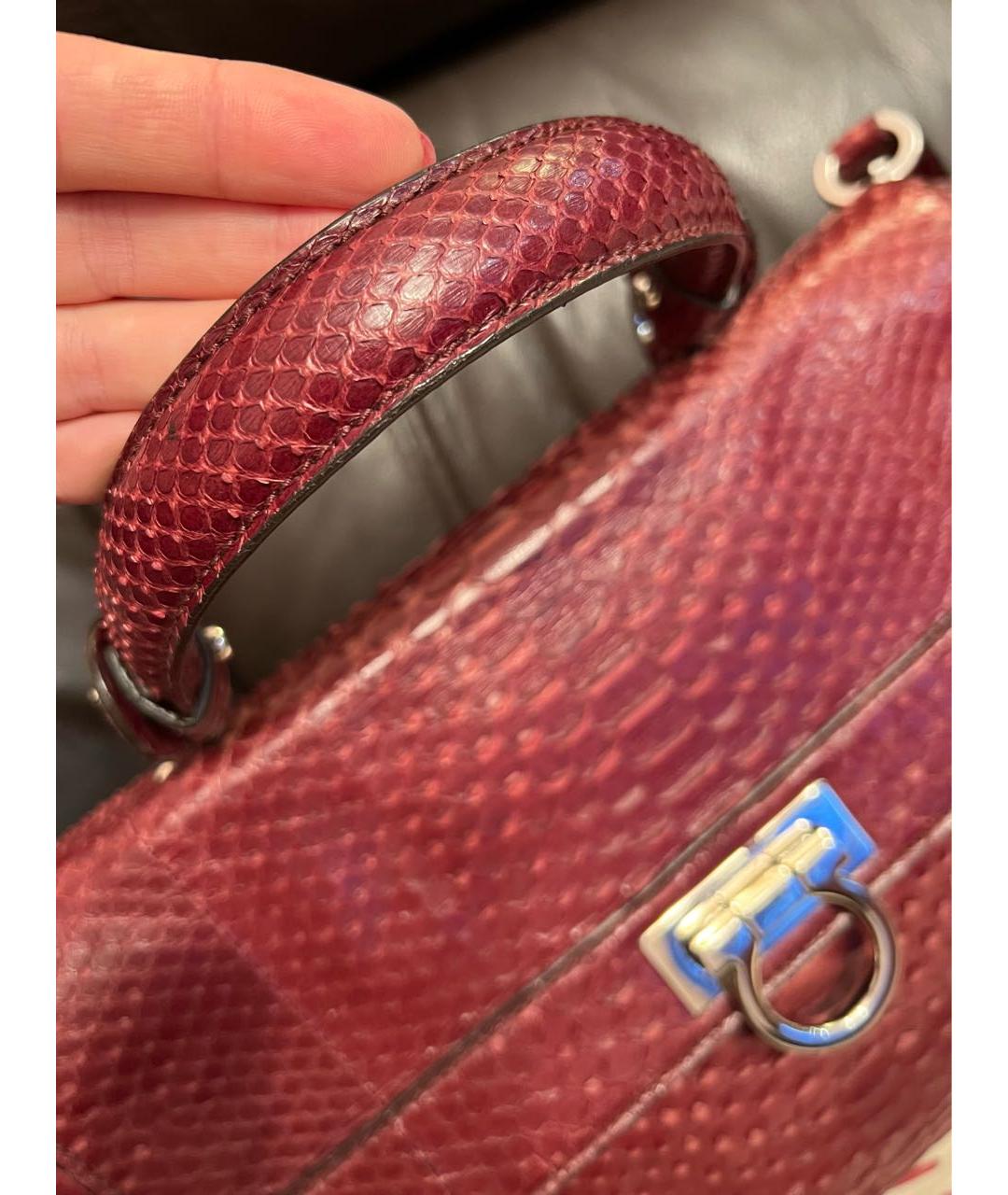 SALVATORE FERRAGAMO Бордовая сумка с короткими ручками из экзотической кожи, фото 3
